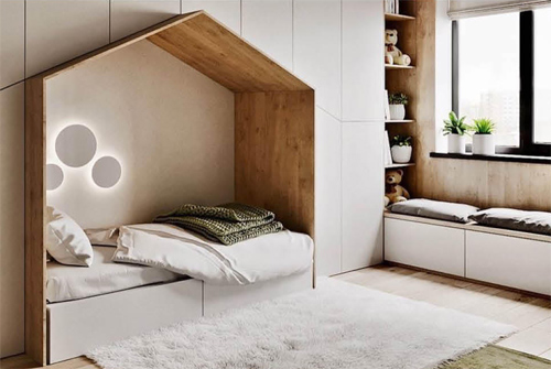 Exemple de chambre aménagée sur mesure avec rangements et tête de lit bois.